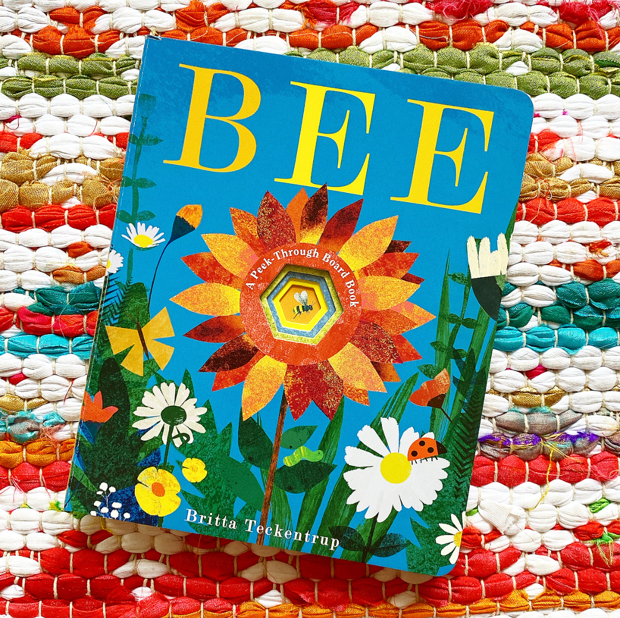 Bee: A Peek-Through Board Book by Britta Teckentrup: 9780593648896